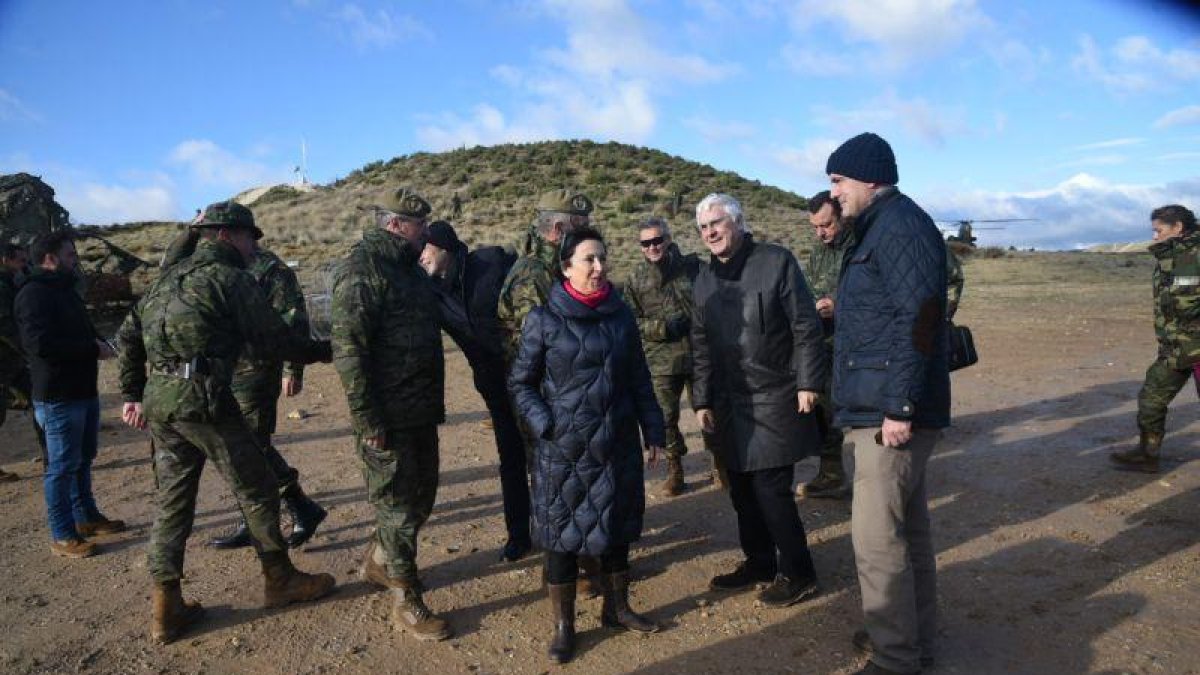 Robles y el parlamentario socialista Jose María Barreda, esta mañana en la base de San Gregorio-ÁNGEL DE CASTRO