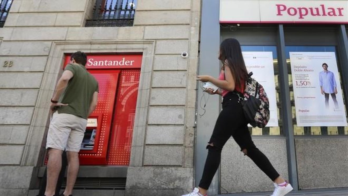 Oficinas del Santander y del Popular.-JUAN MANUEL PRATS