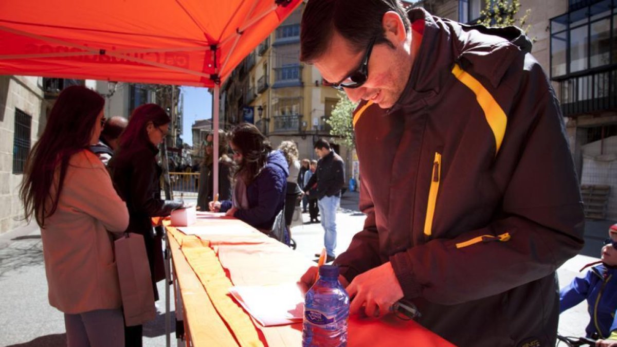 Numerosos vecinos firmaron ayer en Soria.-Diego Mayor