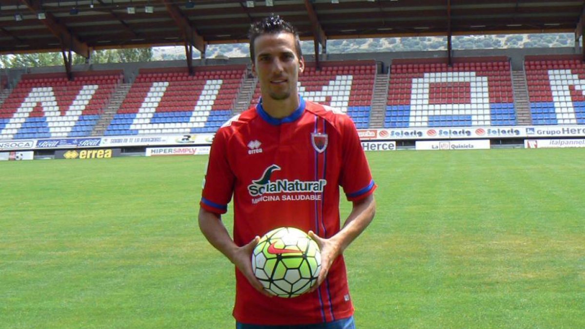 Óscar Díaz posa con la elástica rojilla.-J. A. U.