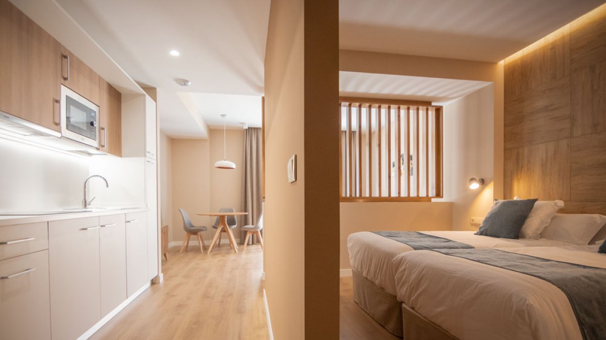Aspecto de una de las habitaciones con la cocina y el dormitorio. GONZALO MONTESEGURO