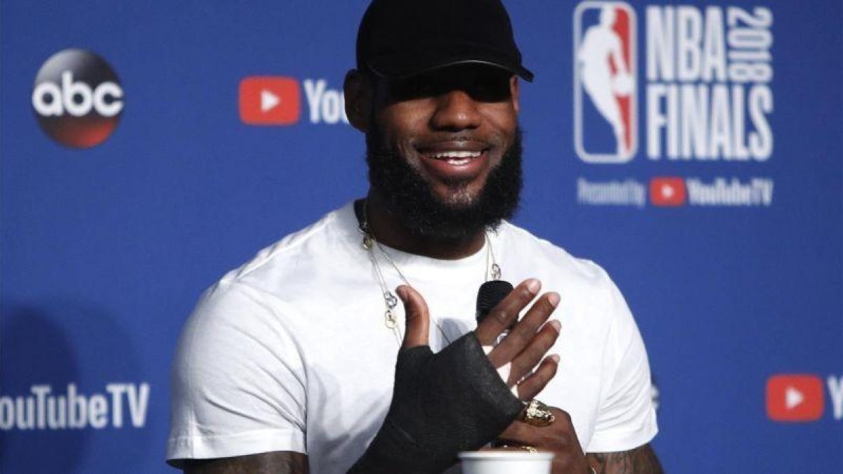 Lebron James muestra la mano rota en la conferencia de prensa tras el último partido.-EFE / DAVID MAXWELL