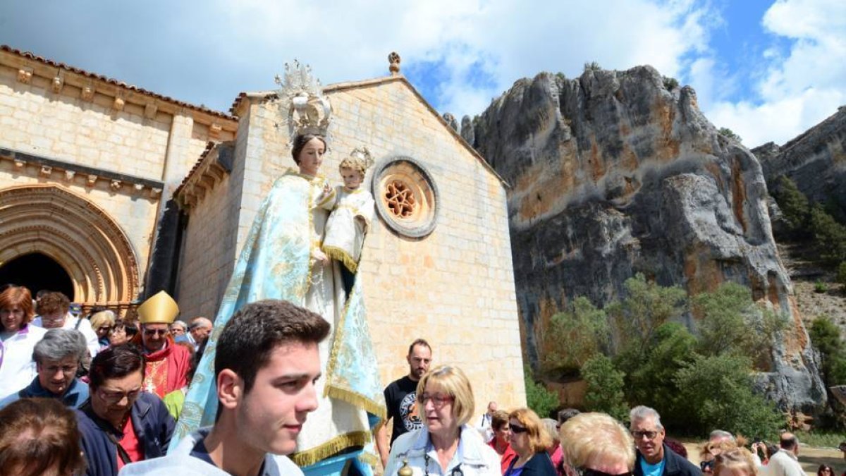 Multitudinaria procesión con la Virgen de la Salud.-ÁLVARO MARTÍNEZ