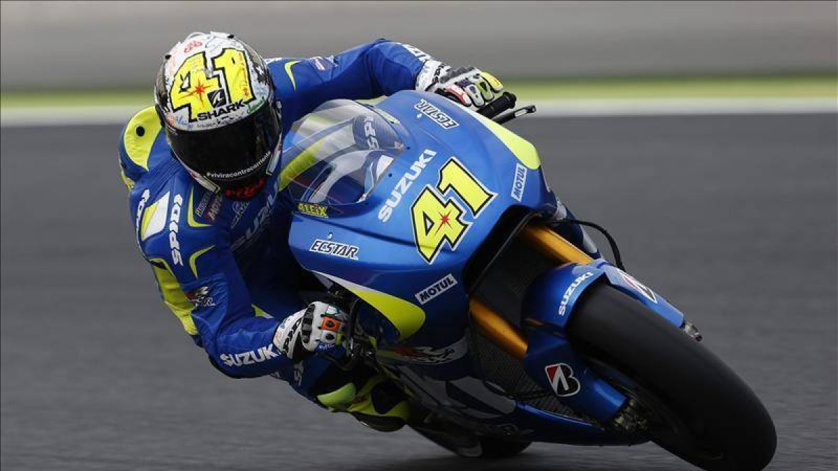 El piloto catalán del equipo Suzuki Ecstar, Aleix Espargaró, durante la primera sesión de entrenamientos libres.-Foto: EFE