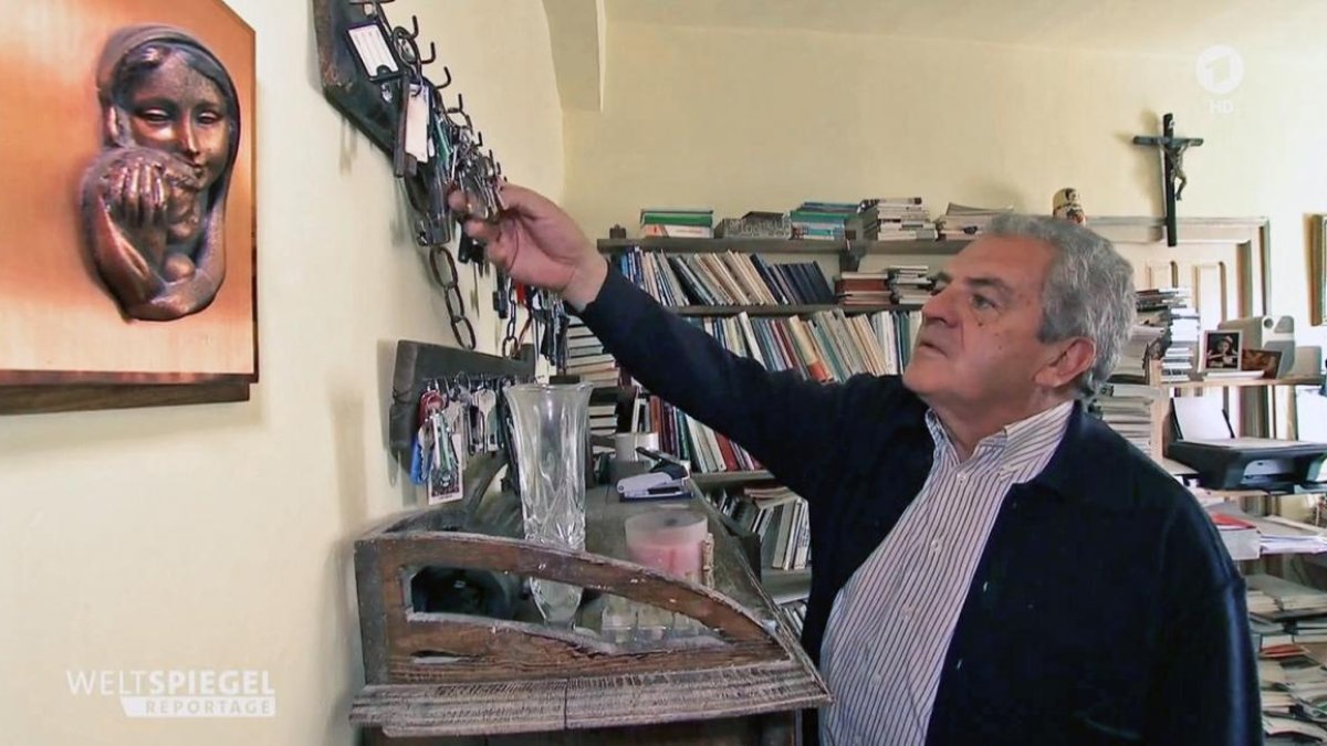 Toño Arroyo selecciona las llaves de uno de los muchos templos que atiende.-HDS