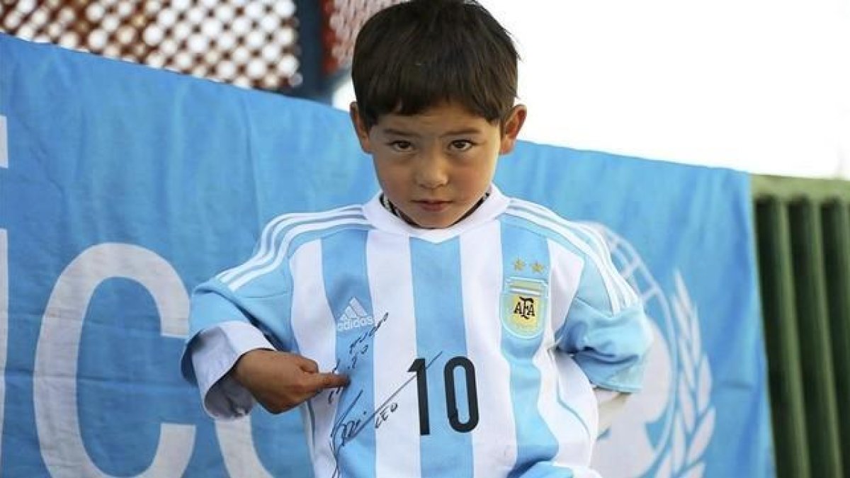 El niño Murtaza muestra con orgullo la dedicatoria de Messi en la camiseta de la selección argentina-UNICEF