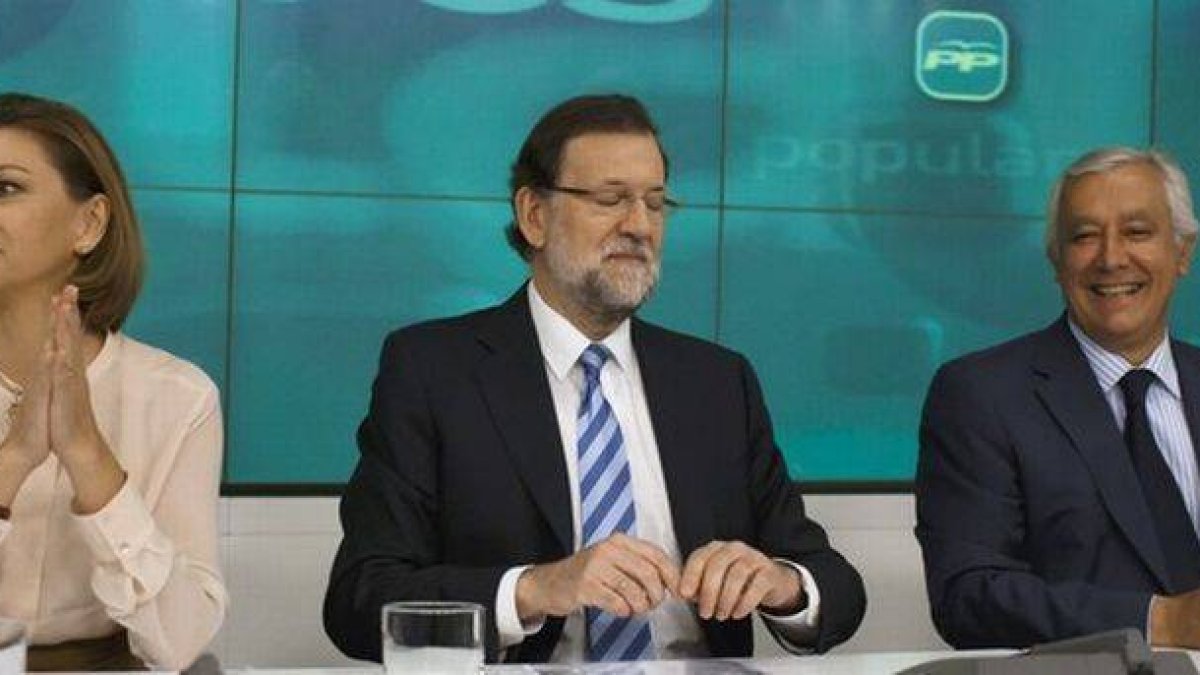 Rajoy, entre Cospedal y Arenas.-Foto: JUAN MEDINA / REUTERS
