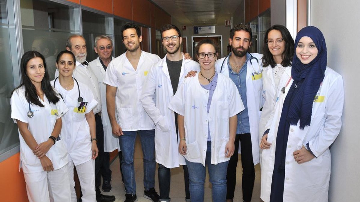 Jóvenes médicos y enfermeros internos residentes que comenzaron en mayo el MIR y el EIR en el Santa Bárbara, junto a sus formadores.-Valentín Guisande