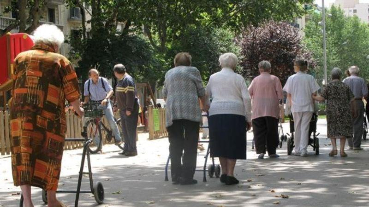 Un grupo de jubilados junto a una residencia de ancianos en una imagen de archivo. IMMA COY