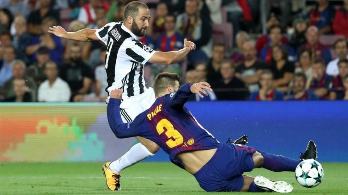 Higuaín dispara ante Piqué en el partido disputado en el Camp Nou-REUTERS / SUSANA VERA