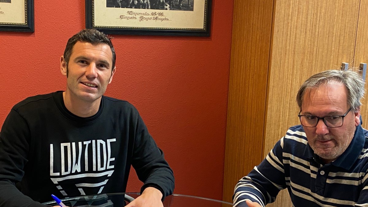 Cervero en el momento de firmar con el Numancia junto al directo general Eduardo Rubio. CD Numancia