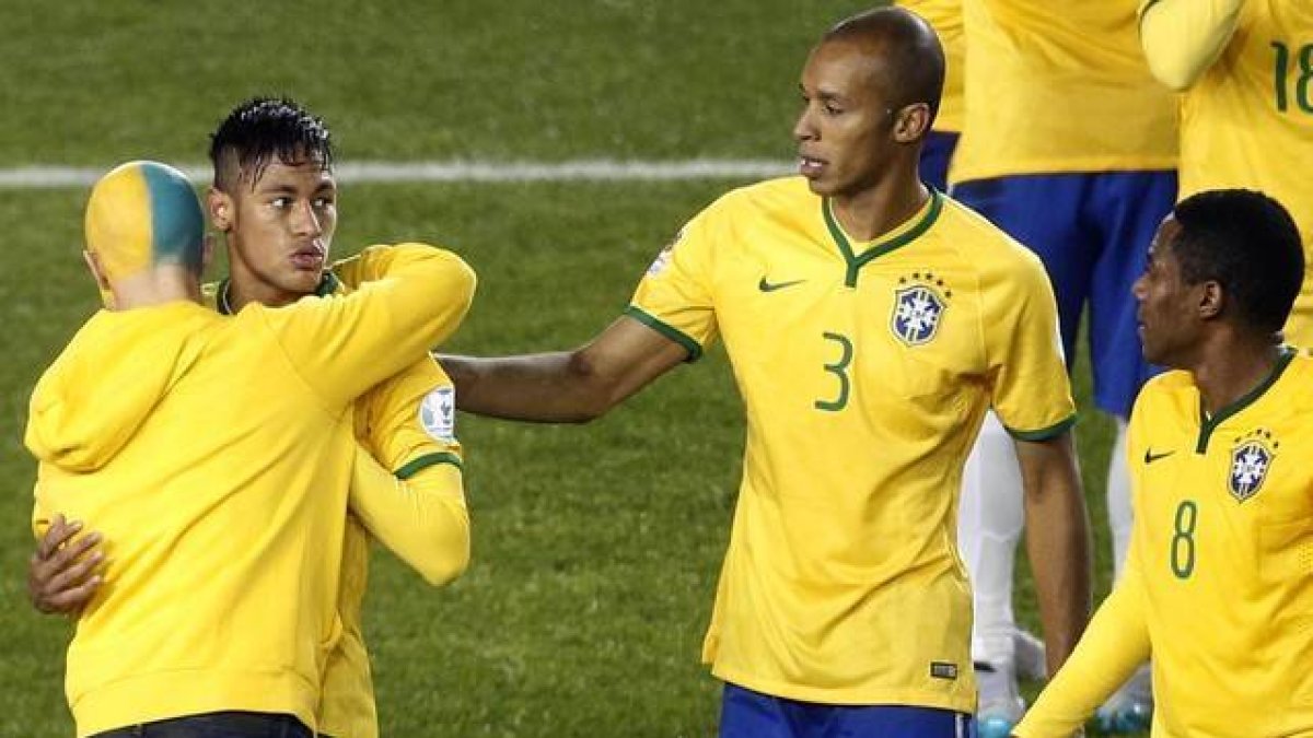 Neymar recibe la felicitación de un fan tras la victoria de Brasil ante Perú.-AFP
