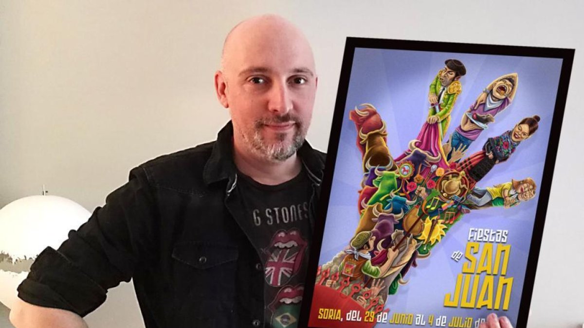 César Ordóñez posa junto a la imagen de San Juan 2016.-CEDIDA