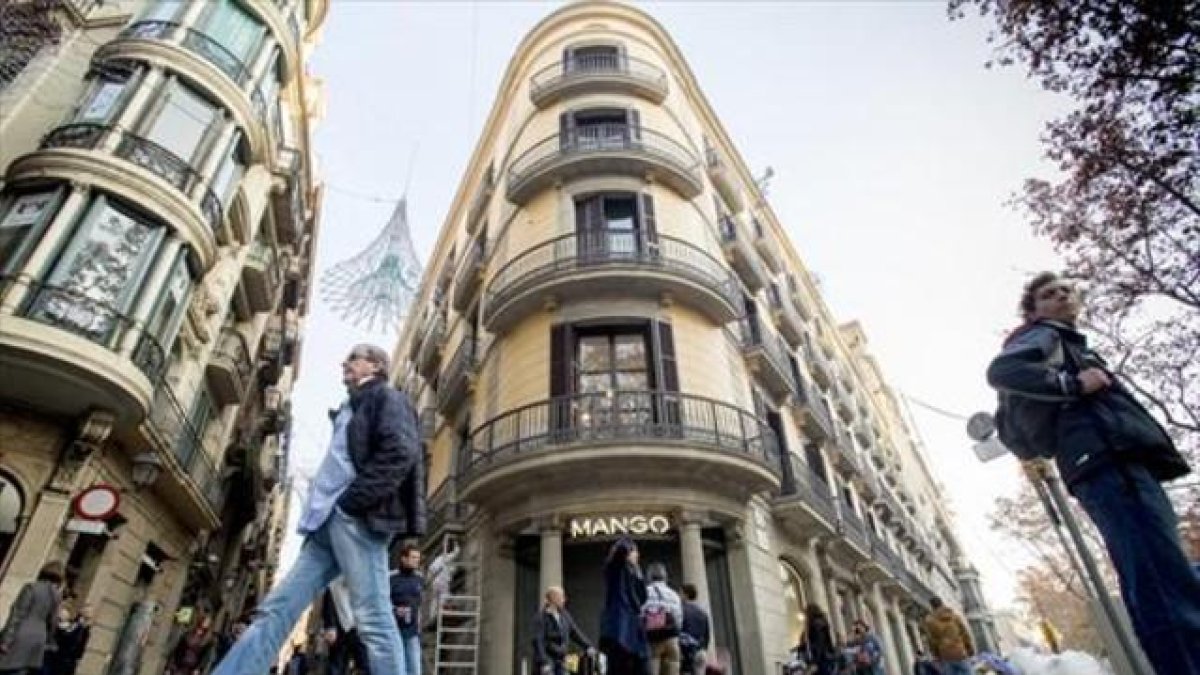 Tienda de Mango en Barcelona.-FERRAN NADEU