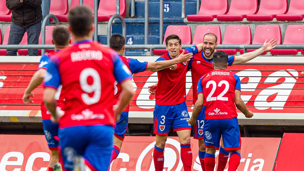 Celebración de los jugadores del Numancia del gol de Borja Vicent, el primero del equipo. MARIO TEJEDOR