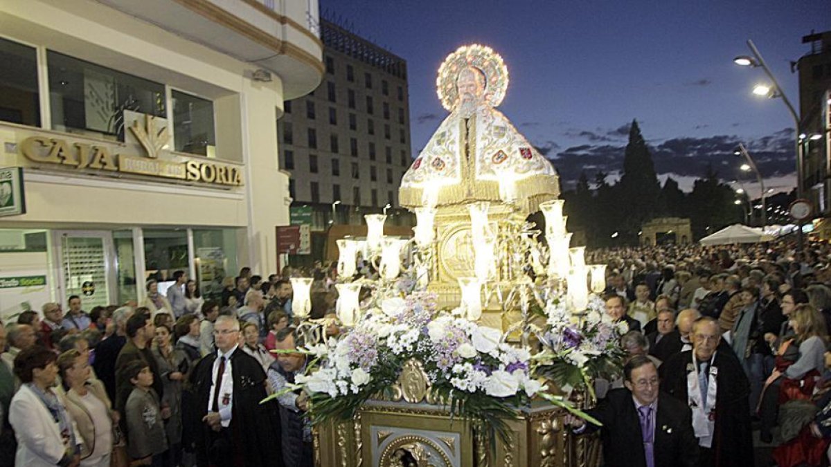 La multitudinaria procesión retomando Marqués de Vadillo.-DIEGO MAYOR