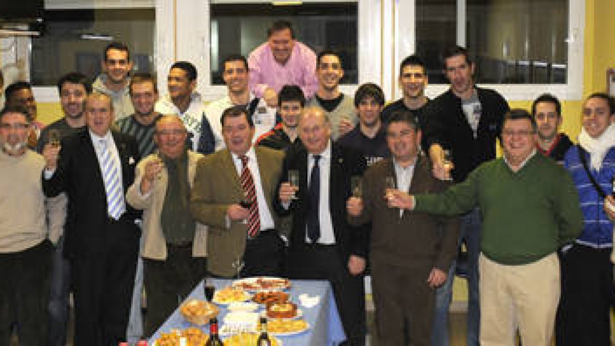 Los jugadores del CMA despiden el año con un ágape. / VALENTÍN GUISANDE-