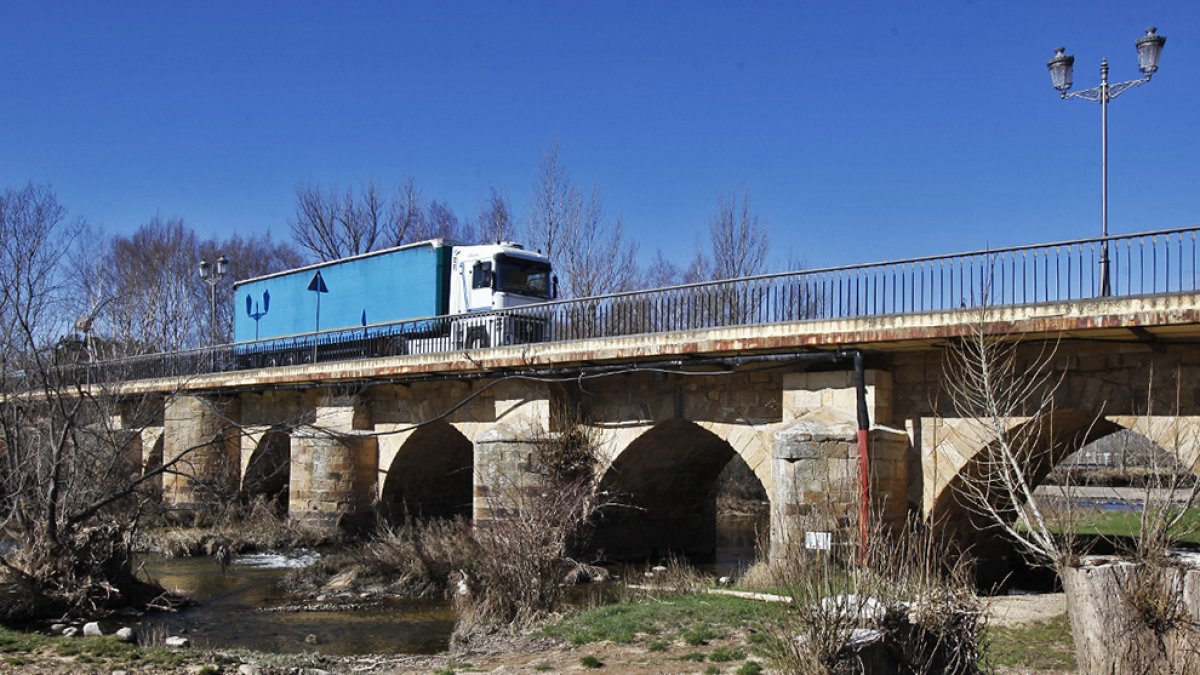 Puente de entrada a Garray donde se van a realizar las obras. MARIO TEJEDOR