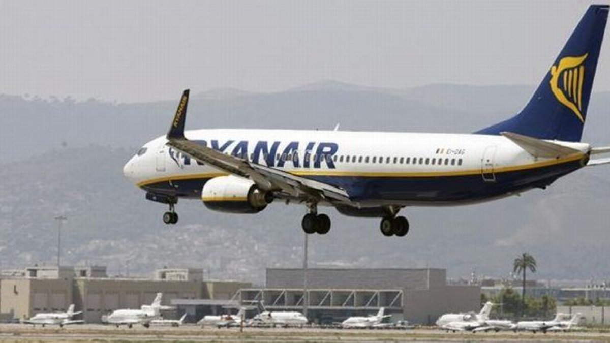 Un avión de Ryanair en El Prat.-JOSEP GARCIA / BARCELONA