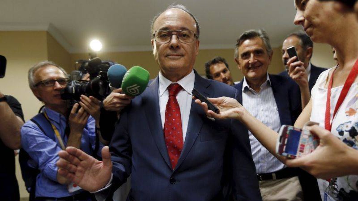 El gobernador del Banco de España, Luis María Linde, en el Congreso.-Foto: REUTERS