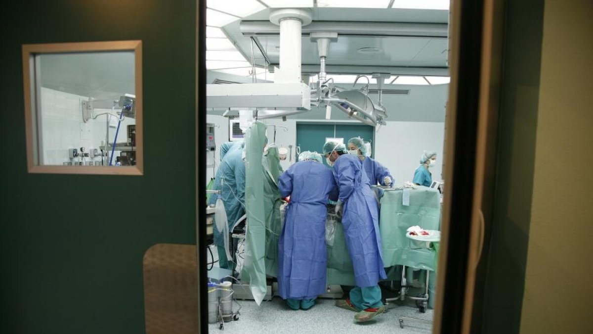 Los cirujanos comienzan a preparar al paciente en el quirófano antes de que llegue el corazón del donante-Ical