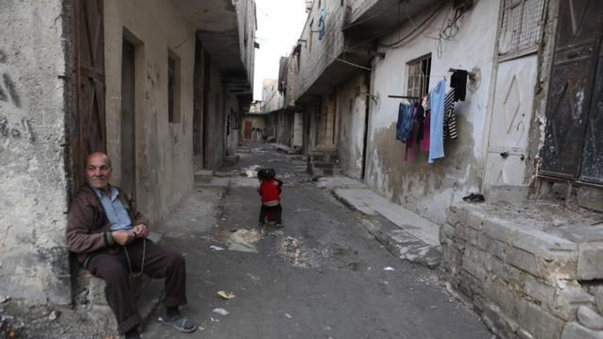Un anciano en las calles de Damasco tras anunciarse el alto al fuego el pasado sábado.-MOHAMMED BADRA / EFE