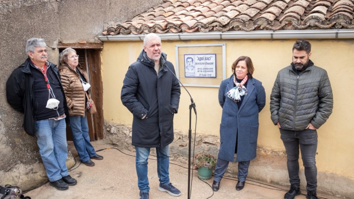 El secretario general de CCOO, Unai Sordo, interviene en la inauguración de la placa en homenaje a Marcelino Camacho. GONZALO MONTESEGURO