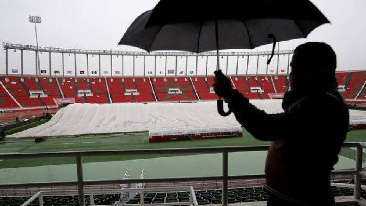 El césped del estadio Moulay Abdellah, donde el Madrid debía disputar el partido, cubierto con una lona.-Foto: EFE / CHEMA MOYA