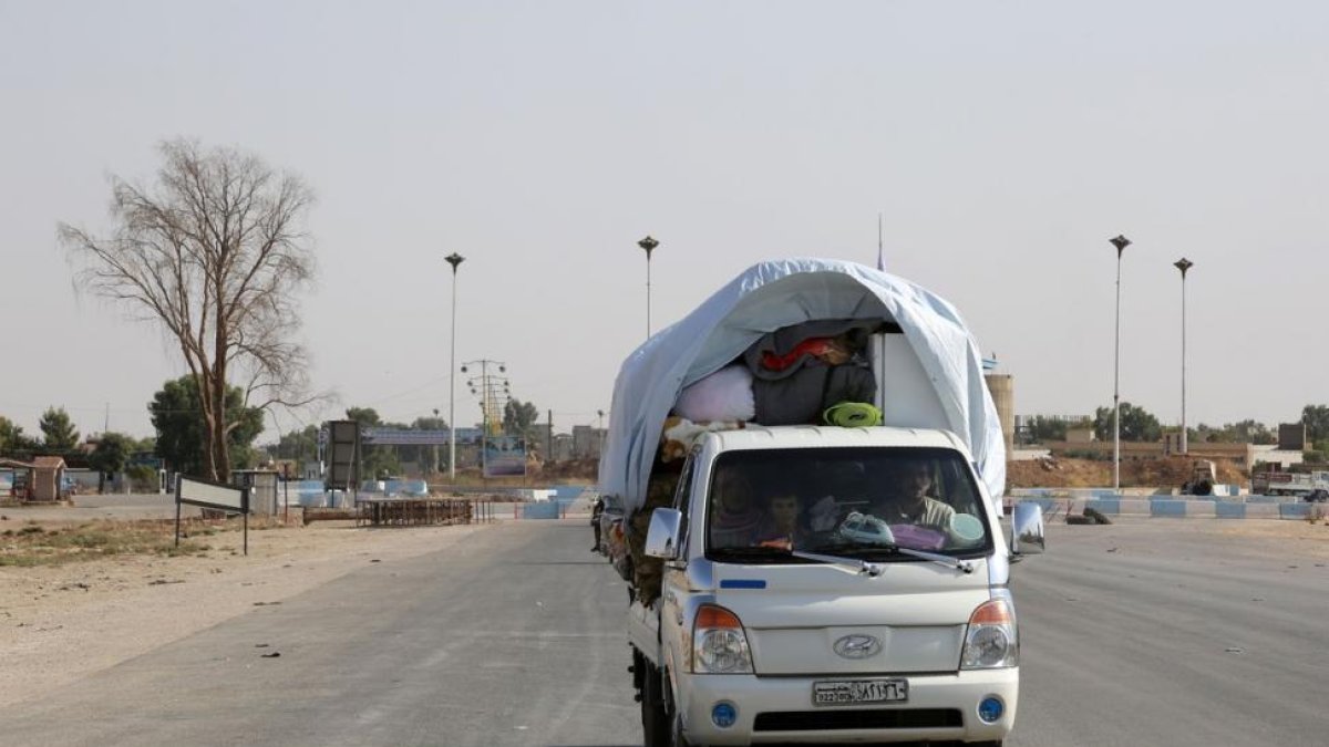 Civiles sirios huyen de los combates en la ciudad de Hasakah.-DELIL SOULEIMAN / AFP