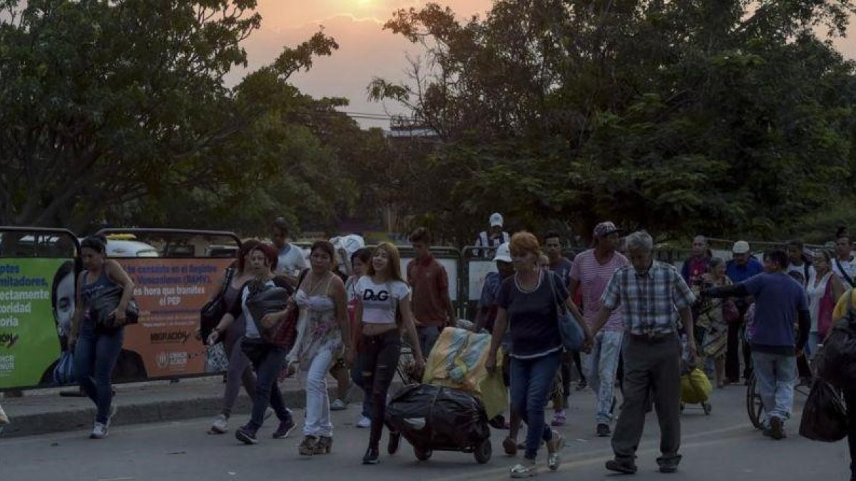 Venezolanos cruzan el puente Simón Bolívar entre Venezuela y Colombia.-RAÚL ARBOLEDA (AFP)