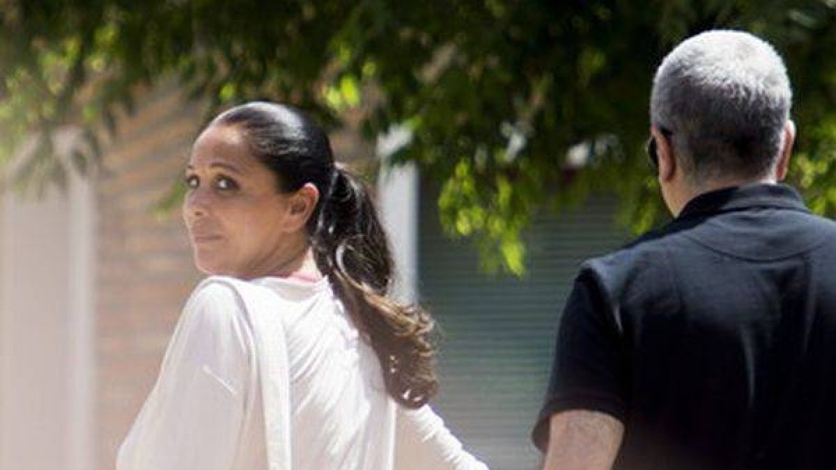 La cantante Isabel Pantoja acompañada de su hermano Agustín, en su regreso a prisión tras disfrutar de su primer permiso, en el Centro Penitenciario de Mujeres de Alcalá de Guadaira (Sevilla), el día 5.-Foto: RAUL CARO / EFE