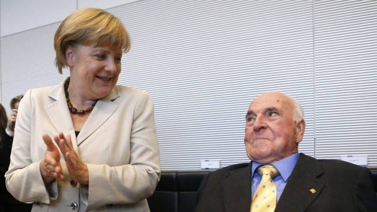 La cancillera Angela Merkel aplaude al excanciller Helmut Kohl, en el 2012.-Foto: FABRIZIO BENSCH / REUTERS