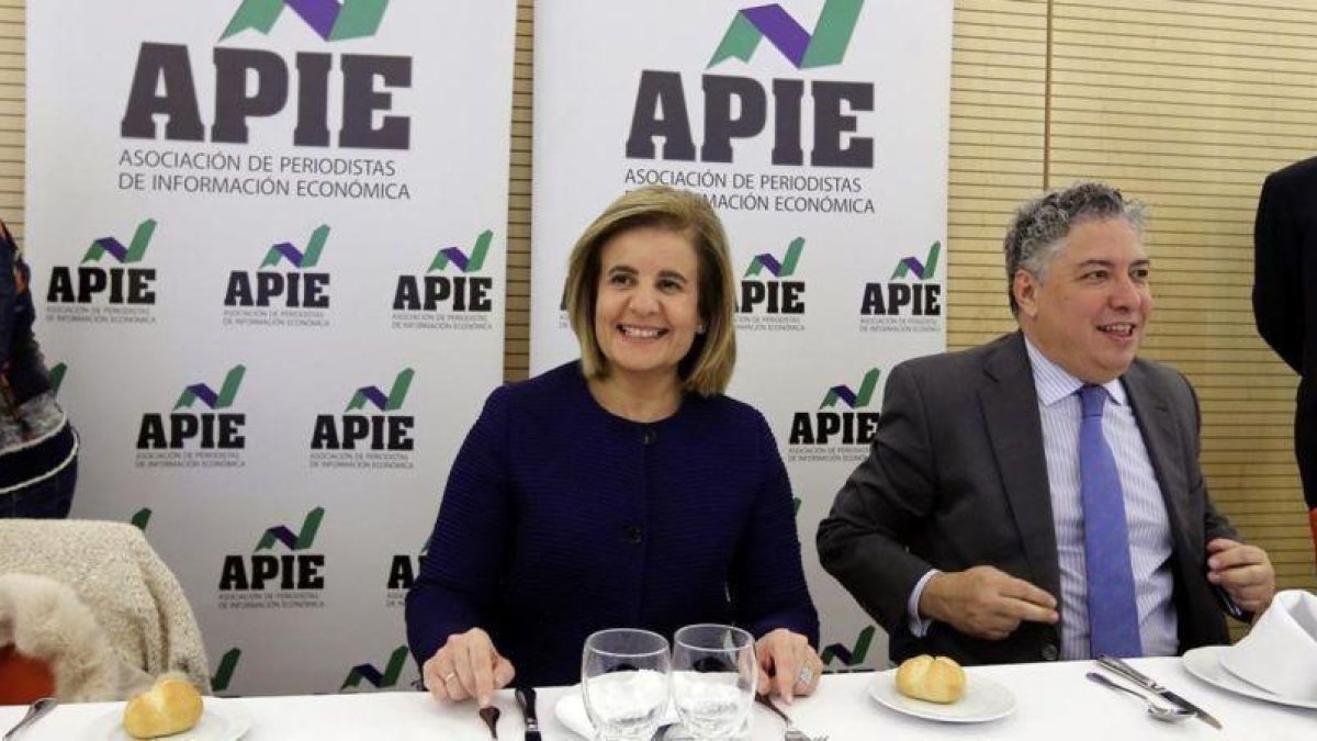 Fátima Báñez y el secretario de Estado de la Seguridad Social, Tomás Burgos, este miércoles.-JUAN MANUEL PRATS