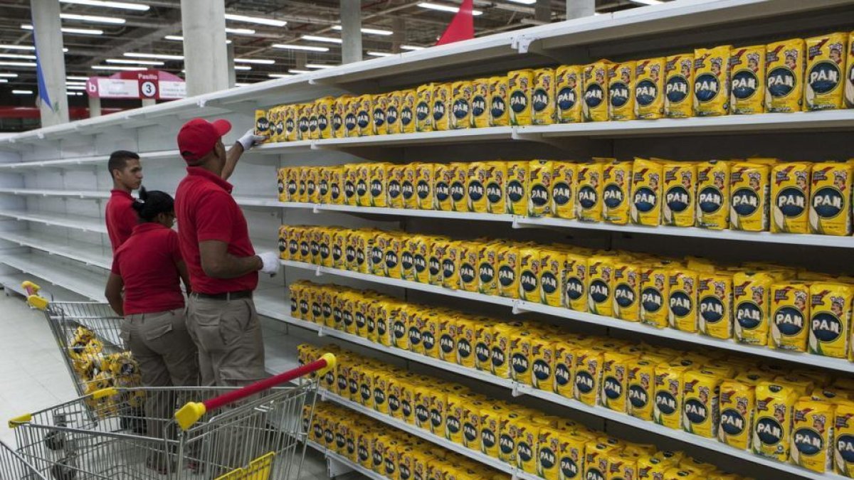 Reposición de productos en un supermercado de Caracas, en el 2015.-SANTI DONAIRE (EFE)