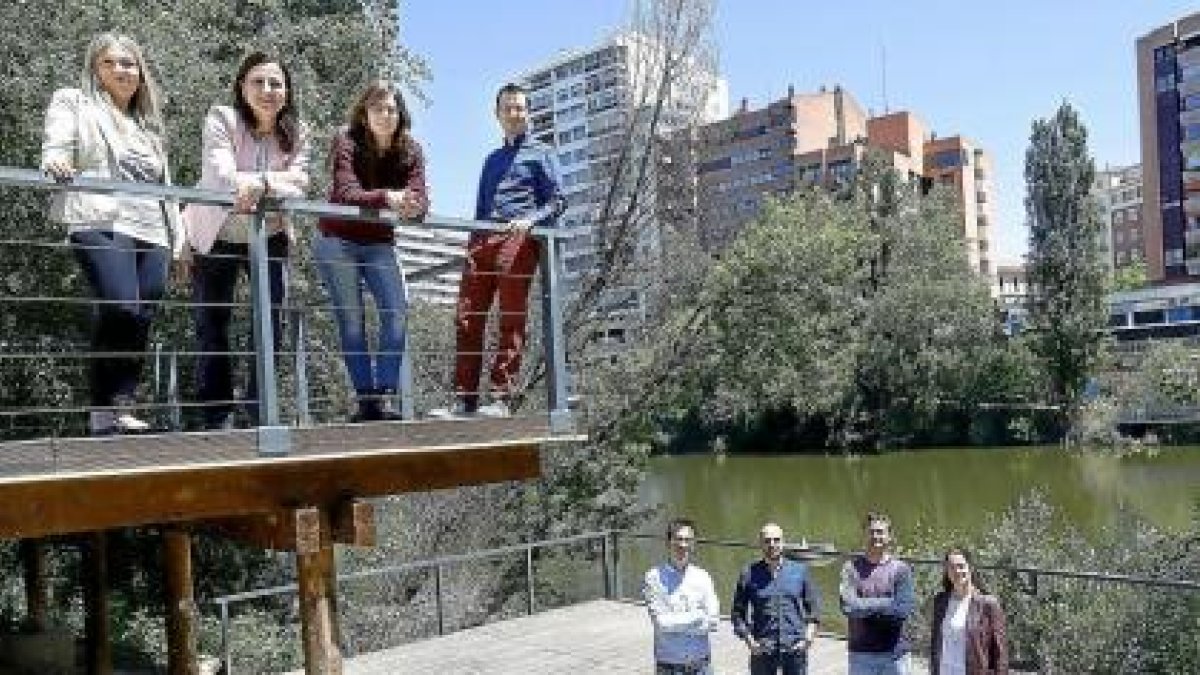 Miembros del área de Tecnología Ambiental en los alrededores de la Cúpula del Milenio de Valladolid-J. M. LOSTAU
