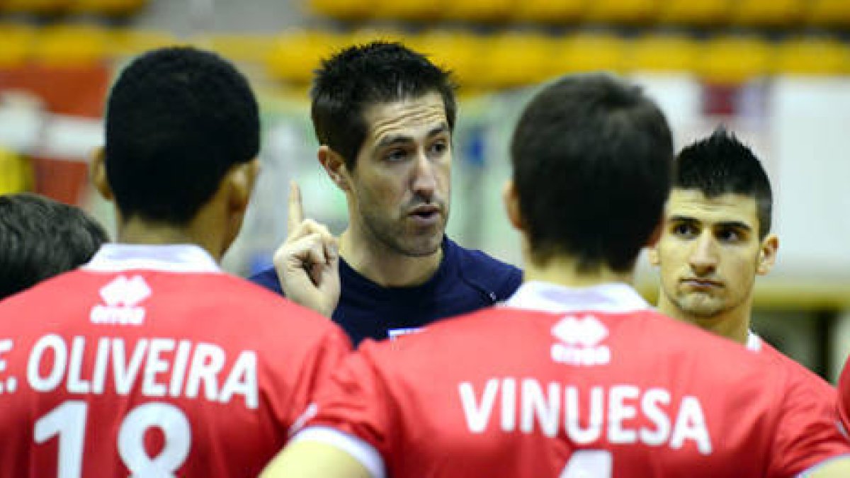 Moltó da indicaciones a sus jugadores. / A. Martínez-