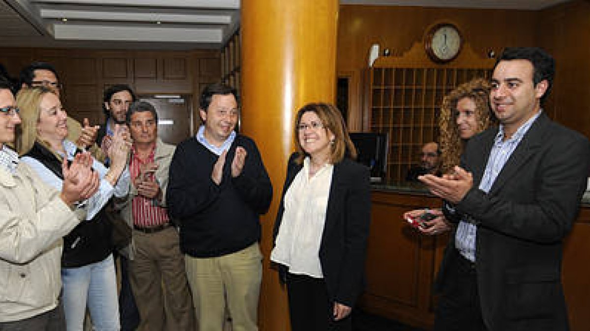 El alcalde electo de San Pedro, Ignacio Soria, con miembros de su partido en la noche electoral. / VALENTÍN GUISANDE-