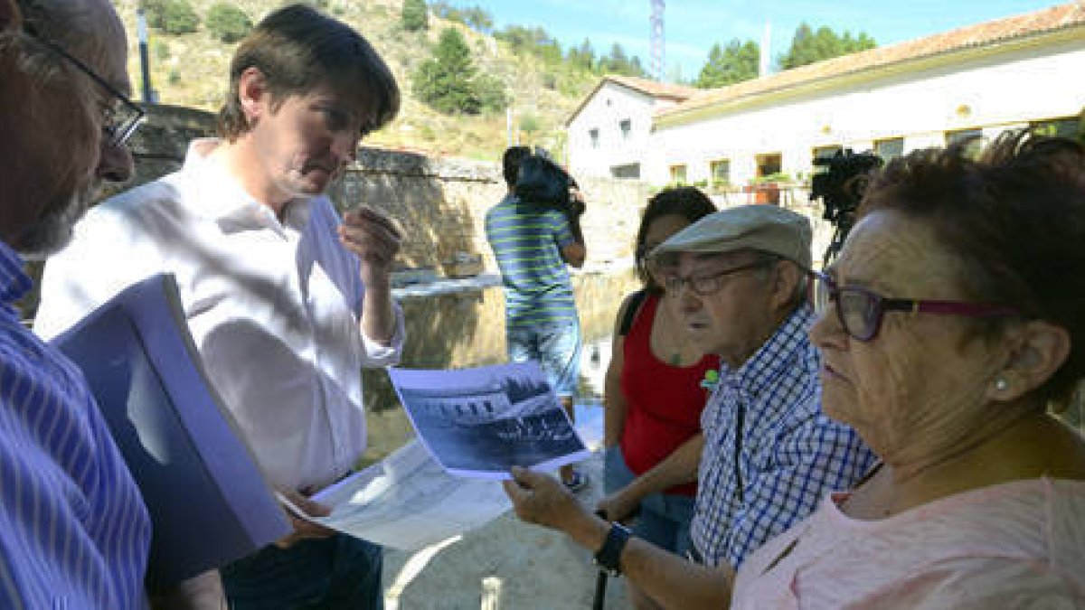 Carlos Martínez Mínguez junto a los vecinos de San Pedro en la zona del lavadero. / ÁLVARO MARTÍNEZ-