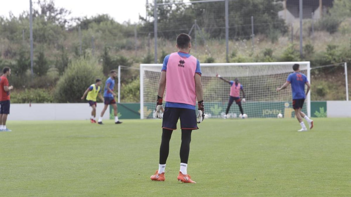 Gaizka, en primer término, durante el entrenamiento ayer en la ciudad deportiva del Numancia.-LUIS ÁNGEL TEJEDOR