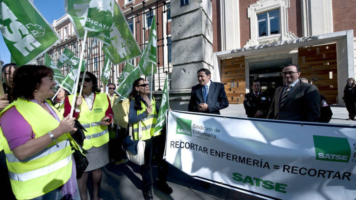 l consejero de Sanidad, Antonio María Sáez, y el gerente regional de Salud, Eduardo García Prieto (D), conversan con las más de 200 personas del sindicato de enfermería SATSE que participan en una protesta contra los recortes aplicados en Sanidad. ICAL-