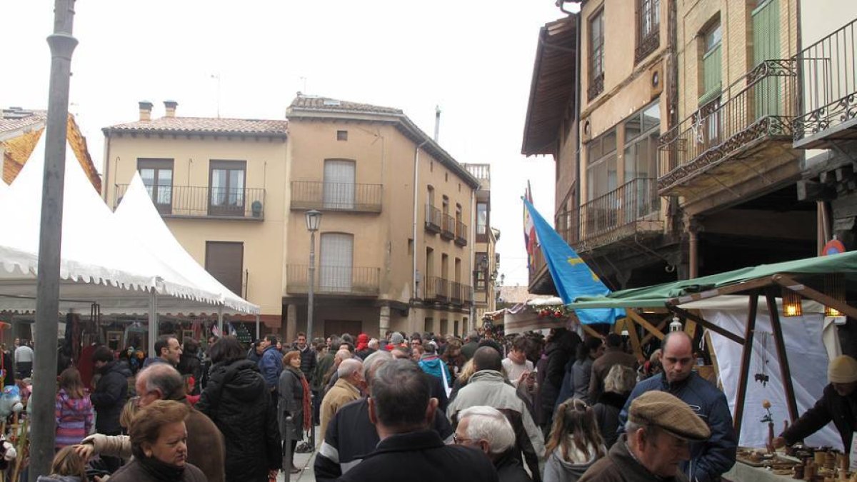 Imagen de los puestos que ocuparon ayer la Feria de Artesanía de Berlanga-Javier Nicolás