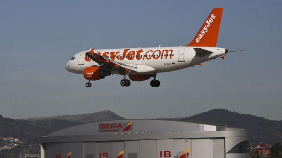 Foto de archivo de un avión de la compañía Easyjet aterrizando en el aeropuerto de Barcelona.-DANNY CAMINAL