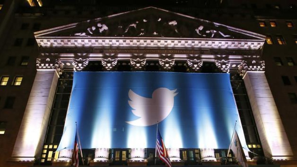 Un cartel con el logo de Twitter decora la fachada de la Bolsa de Nueva York el día que debutó en bolsa.-Kathy Willens / AP