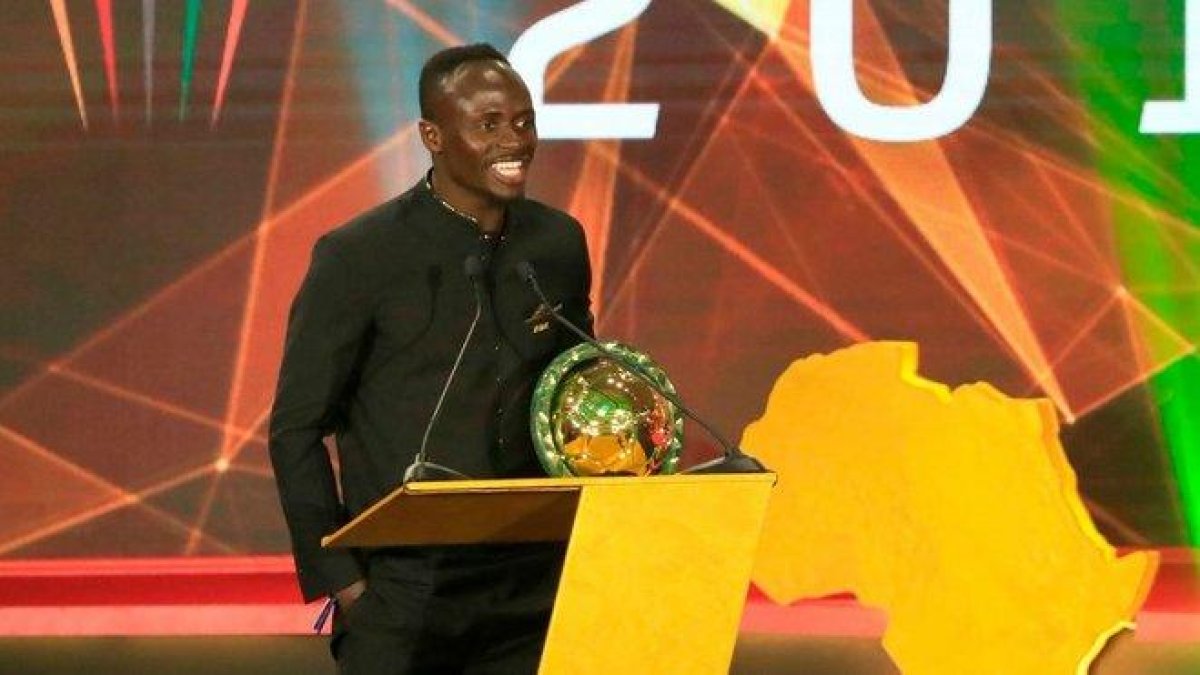 Sadio Mané, con el premio de mejor jugador africano del 2019.-TWITTER