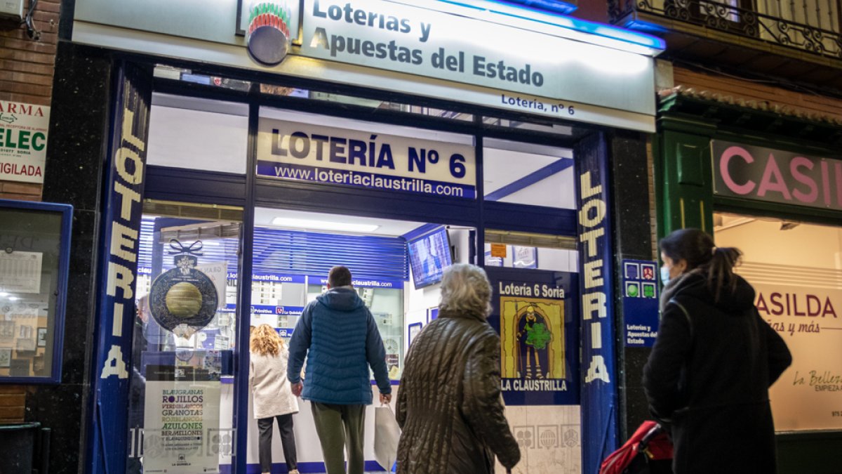 Pequeñas colas en una administración de la capital en la tarde de ayer. GONZALO MONTESEGURO