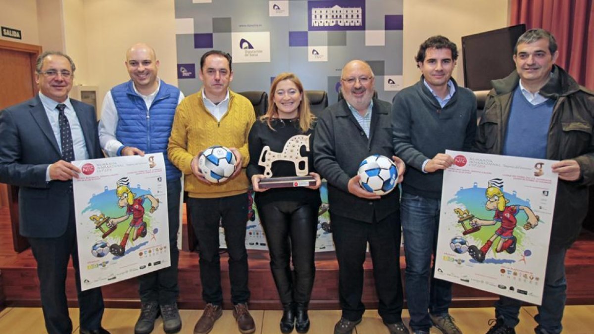 Tomás Mugarza, Juanjo Delgado, Benito Serrano, María José Jiménez, Amancio Martínez, José Luis González y Alberto Santamaría, ayer durante la presentación del torneo en la Diputación Provincial de Soria.-MARIO TEJEDOR