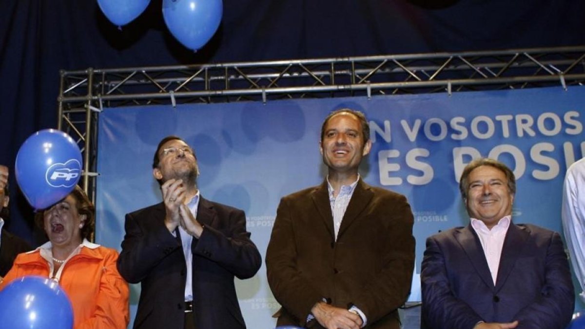 Mariano Rajoy, entre Rita Barberá, Francisco Camps y Alfonso Rus, en un acto del PP valenciano, en mayo del 2008.-MIGUEL LORENZO