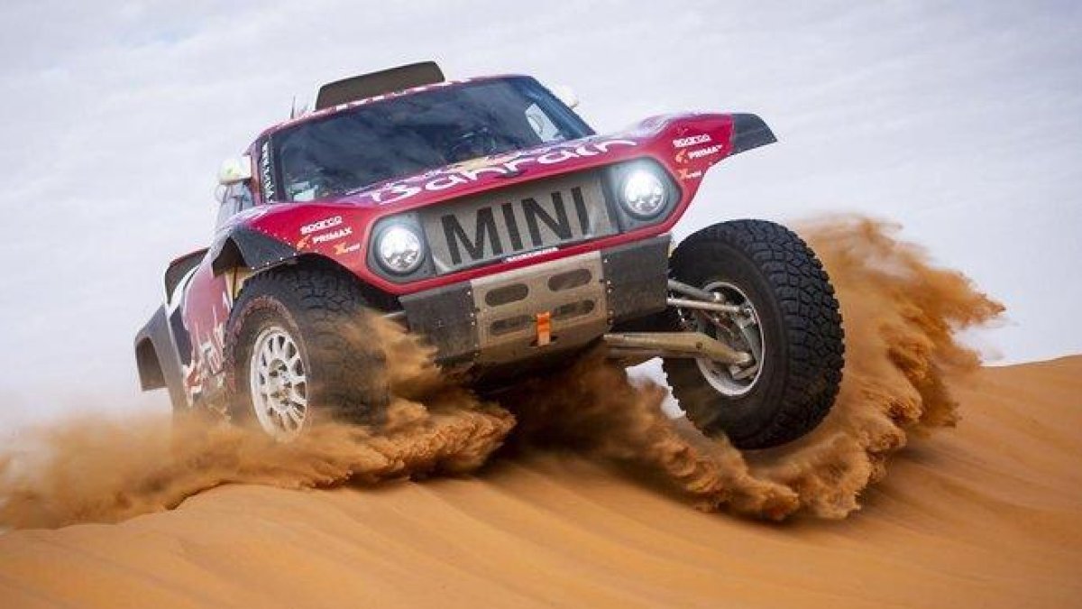 Carlos Sainz supera, con su ’buggy’ Mini’, las altas dunas de la etapa de hoy. /-WWW.CARLOSSAINZ.COM