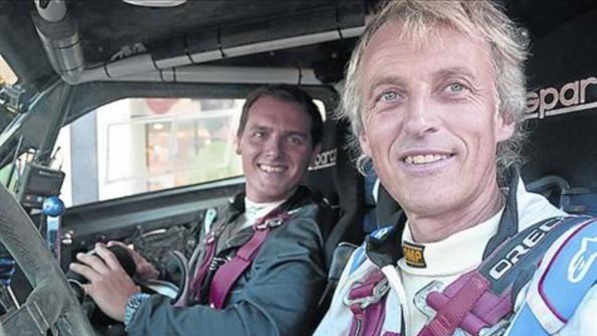 Albert Rivera y Jesús Calleja, en el coche en el que corrieron el rali.-MEDIASET