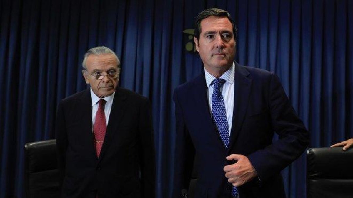 El presidente de la CEOE; Antonio Garamendi (derecha), asiste al Cercle Financer de La Caixa; acompañado por El presidente de la Fundación Bancaria La Caixa, Isidre Fainé (izquierda).-FERRAN NADEU (EL PERIÓDICO)